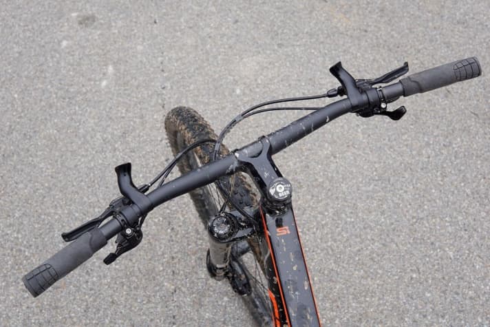   It takes some getting used to: the SQlab 411 R inner bar ends and the 711 R grips mounted on the 311 FL-X carbon handlebars.