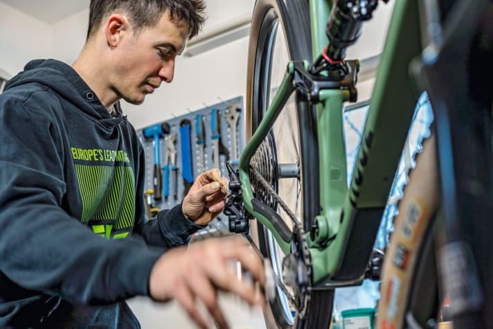   Sie wollen auf Zwölffach umsteigen? Wir zeigen, worauf Sie achten müssen und wie Sie die neuen 12fach MTB-Schaltungen richtig einstellen.