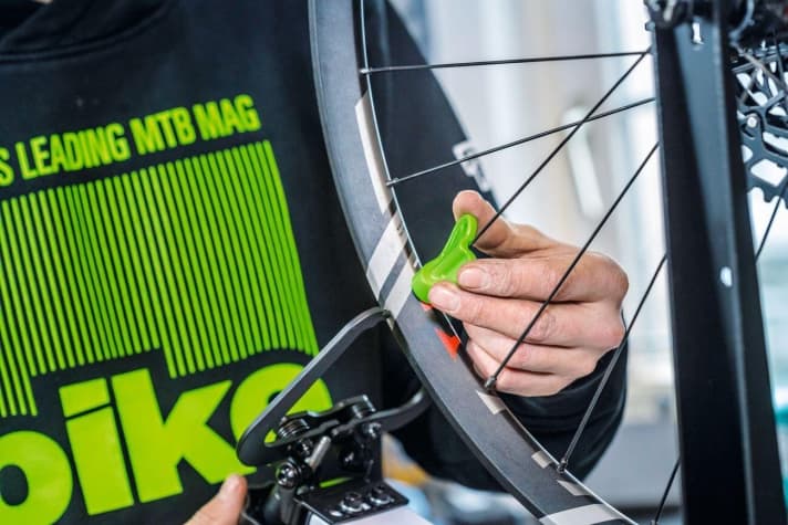  Gerissene Speichen oder ein Achter im Mountainbike-Laufrad lassen sich leicht reparieren. Wir geben Tipps für den perfekten Rundlauf.