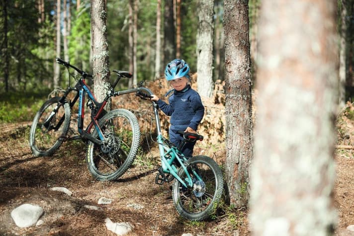 This makes even long Alpine tours with a child super feasible. The great suspension of the Tout Terrain Streamliner smoothes everything out. Because, strictly speaking, you don't really have to pedal, the bike's playground balance should be even so that the offspring can power themselves out if necessary.