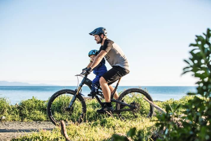 Der Kindersitz Shotgun bringt gemeinsame Bike-Ausfahrten mit Kindern ab zwei Jahren weit voran. Auf flachen Trails hat man mächtig Spaß, auf langen Anstiegen stört aber die mangelnde Beinfreiheit beim Treten.