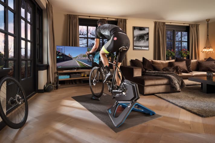 Dank Online-Plattformen wie Zwift oder RGT Cycling kann man sich beim Rollentraining mit Radsportlern weltweit messen oder sich mit dem Kumpel zum gemeinsamen, virtuellen Training verabreden.