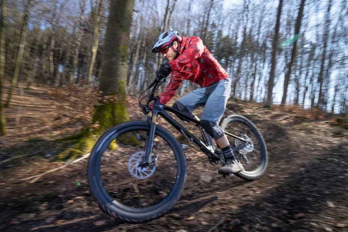   Carbon-Laufräder und schnelle Reifen sowie ein Dämpfer-Remote begeistern bergauf. Doch auch bergab lässt das YT nichts anbrennen.