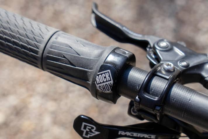   Um den Hinterbau schnell vom Lenker aus zu straffen, kombiniert YT beim Izzo einen Rockshox Twistloc-Hebel mit Fox Float-Dämpfer.