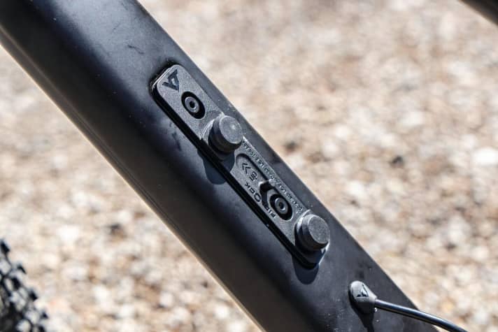   Die Fidlock-Magnet-Halterung wurde vertieft im Unterrohr integriert. Dazu passt die 850 Milliliter-Flasche von YT. 