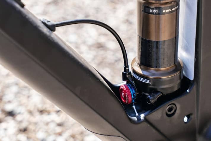   Um das Dämpferventil besser erreichen zu können, besitzt der Rahmen eine Aussparung. Der Platz bleibt aber weiterhin begrenzt, weshalb nicht alle Dämpferpumpen passen.