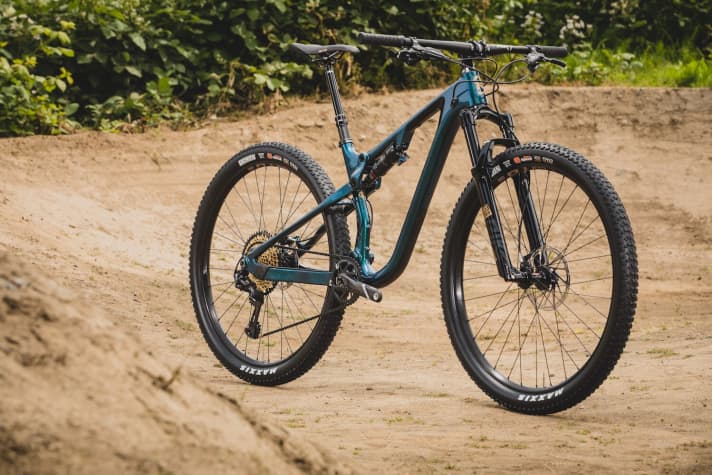   Steep seat angle, 67.5 degree head angle and available in four frame heights: the new Kona Hei Hei CR DL.
