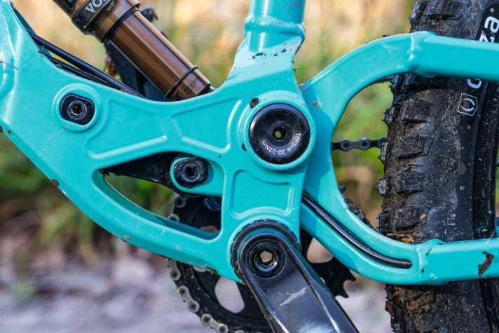   Crossworx Cycles Dash: The single-pivot rear triangle is supported by massive levers underneath the shock.
