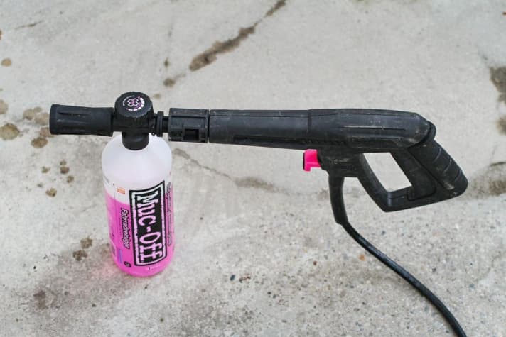   Praktisch: Die Reinigerflasche kann man direkt an eine spezielle Niederdruckdüse anschließen.