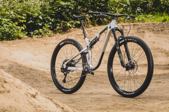   Das Hei Hei CR ist das zweite Carbon-Modell und kostet 3999 Euro. Es kommt mit einem Fox-Performance-Fahrwerk, Sram GX-Eagle-Antrieb und Fox-Transfer-Variostütze.