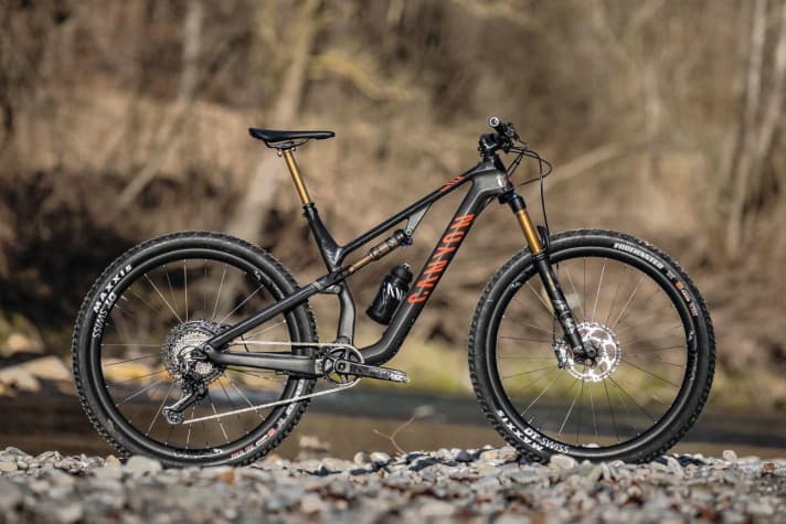  Darfs ein bisschen mehr sein? Wer 5999 Euro investiert, bekommt bei Canyon die SLX-Version des Neuron CFl. Für den Carbon-Rahmen verwenden die Koblenzer eine besonders hochwertige Faser. Das bringt mehr Steifigkeit und einen tollen STW-Wert von 18,7. Das Rahmengwicht sinkt um 258 Gramm. Zusammen mit sehr hochwertigen Komponenten spart man etwas über ein Kilo beim Gesamtgewicht. 