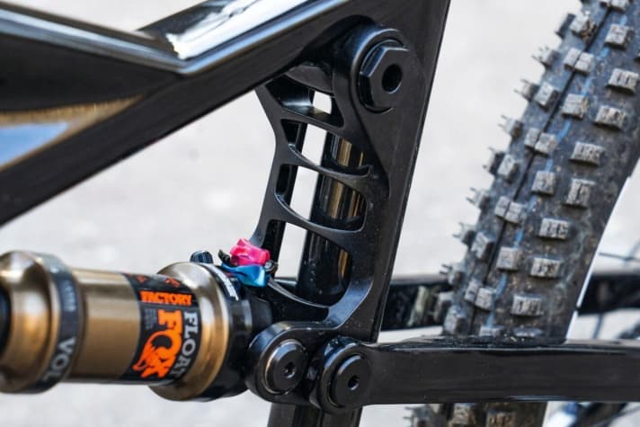   Mitech Puna Carbon 29: Die Wippe wurde zur Gewichtsoptimierung aufwändig ausgefräst. Der Dämpfer liegt für den Fahrer gut erreichbar.