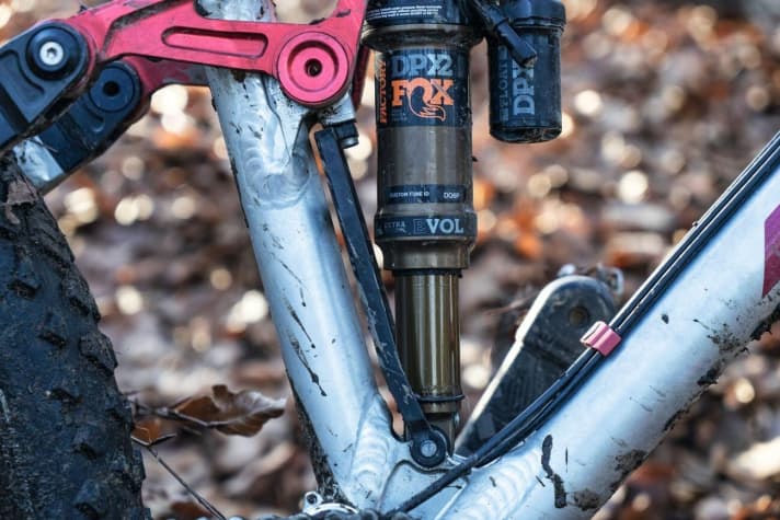   Nicolai Saturn 14: The thin, black tie-bar behind the shock prevents frame twisting during compression.
