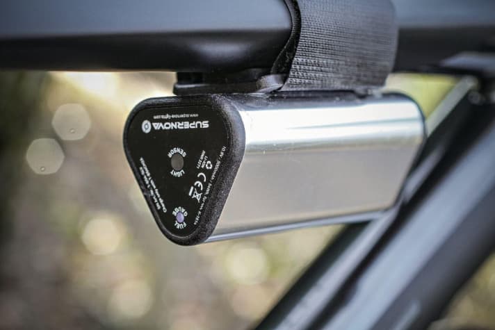   The battery of the Supernova M99 Mini Pro is full of sensor technology (light sensor, preheating function) and has the same cells as Tesla. With a lot of expertise and good care, it should last a particularly long time.