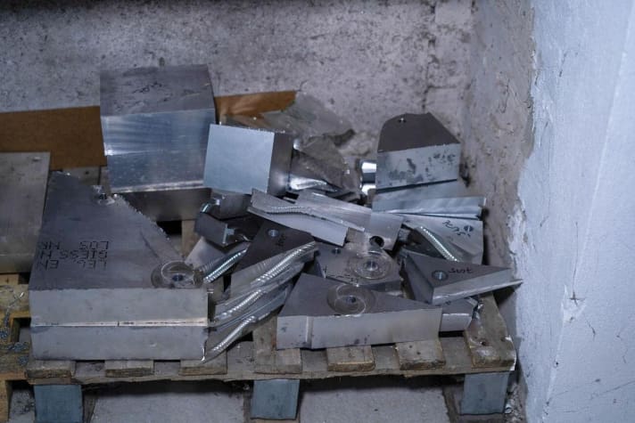 When milling from a block, you would expect a lot of material waste. But this is kept within limits. The frame is filleted fairly precisely from the blank. The remaining material is reused for other parts.