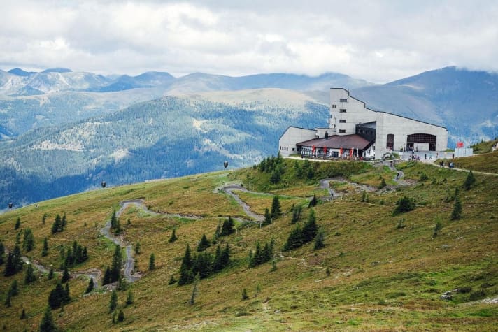   The upper part of the flow trail is very flat and runs through the natural landscape.