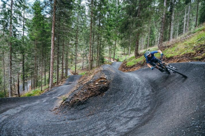   As always, your fingers are always ready for action on the brake levers for safety reasons. On a well-built flow trail, however, they are usually allowed to rest. The route determines the speed.