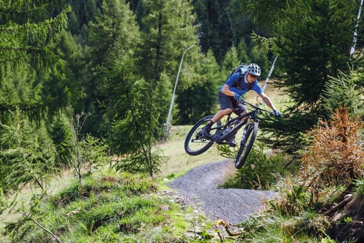   Over the last ten kilometres, the gradient increases and the pace picks up.