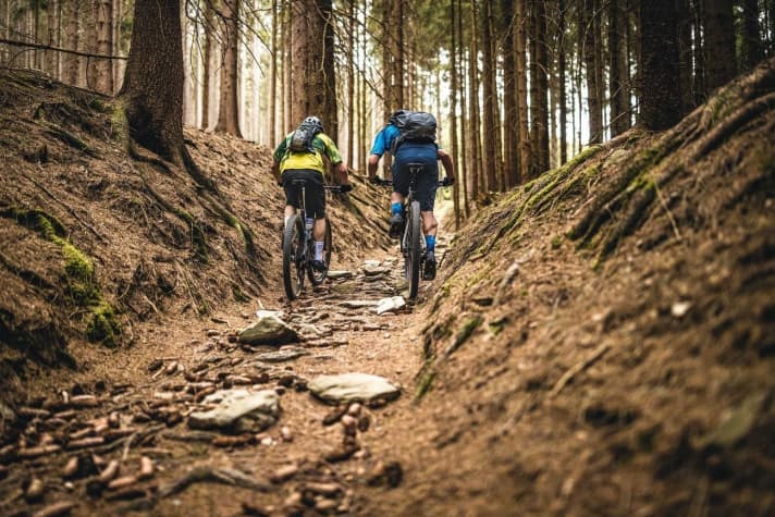   Technisch und steil: Die „Saugasse“ hoch Richtung Dylen stellt sich hinter Neualbenreuth in den Weg.