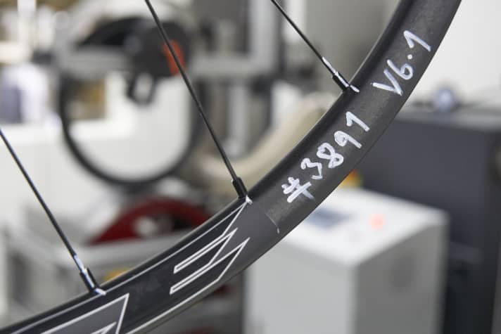   First loose, then off: We mark the nipples to determine whether the spokes have loosened. Typically, the spokes loosen before they break.