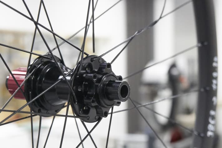   Extreme Unterschiede: Manche Laufräder kommen nur auf gut 100 Prüfstands-Kilometer. Die besten schaffen unbeeindruckt 3000 Kilometer. Lockere und gebrochene Speichen sind die häufigste Ursache für das vorzeitige Ende der Dauerprüfung.