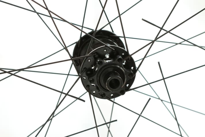   Spoked out: Half of the spokes on the brake side broke during the endurance test. Bent spokes perform significantly worse in the test than straight-pull spokes.