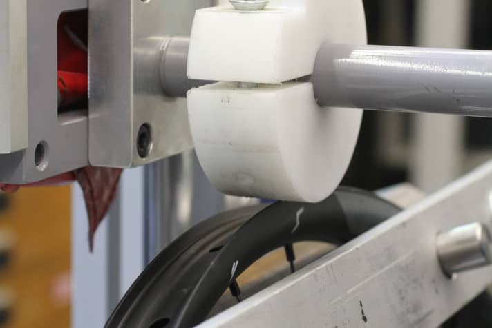   Kawumm: The plastic test body hits the rim and simulates punctures; the wheel is clamped at an angle of 20 degrees. The impact test in the BIKE lab comprises five impact stages.