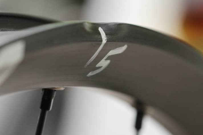   Good-natured, but soft: aluminium usually starts to dent slightly from the second impact stage. The picture shows the dent after a level five impact. Smaller dents can be bent back.