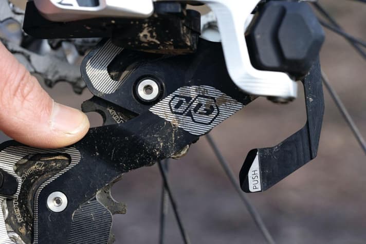   The Quick Extract function releases the cage of the Rotor rear derailleur. This makes it easy to remove the rear wheel. You can also shift the chain to the smallest sprocket at the push of a button on the rear derailleur - without having to operate the shift lever.