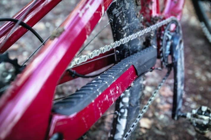 Nukeproof Reactor 290c Elite: The damping rubber protection keeps the paintwork of the rear triangle intact and the noise level low.