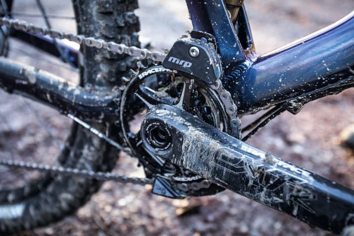   Eine solide Kettenführung mit Bashguard schützt vor ungewolltem Zahnausfall und hält die Kette beim Vitus Sommet 29 auf dem Kettenblatt.