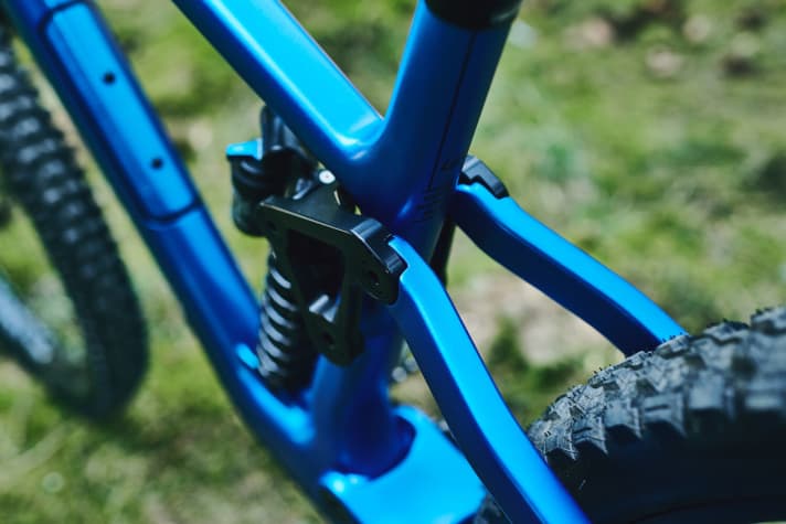   The bearings: Fully spherical stainless steel bearings with titanium threaded inserts are used.