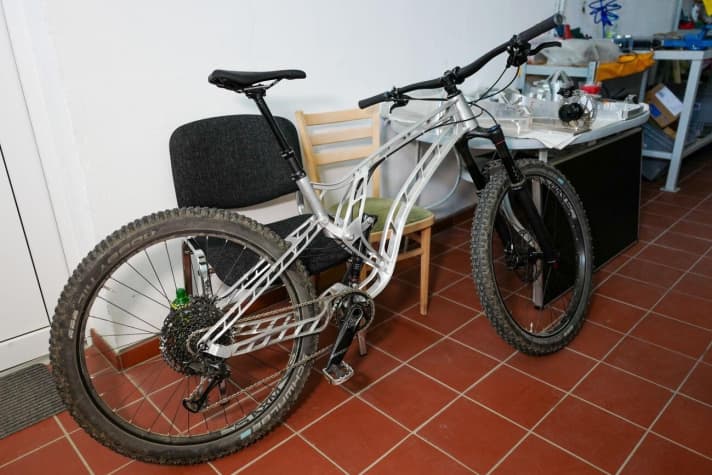 Prototype number 2: The bike was stiff enough and also had the "half-timbered look" that was so important to Bernd. Time for the practical tests. Bernd hired a downhill racer especially for this. "Tip-top", he summarised and gave it the thumbs up. Bernd captured the moment on a mobile phone video.