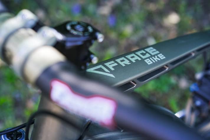 The series version with a slightly modified design and green-grey anodised surface recently passed the important EFBE test standard. The F160 is now ready for sale. Incidentally, Frace is a play on the names of milling and racing.