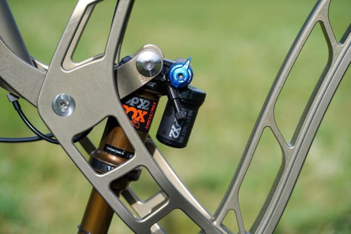 The shock sits between two sickles that connect the top tube and down tube and simultaneously support the shock rocker.