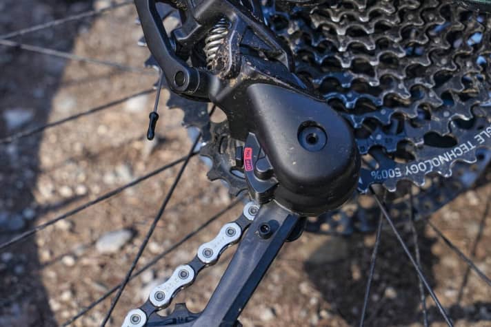   The rear derailleur has two mechanisms designed to prevent chain slap. The friction damper can be switched on and off and its force can also be adjusted.