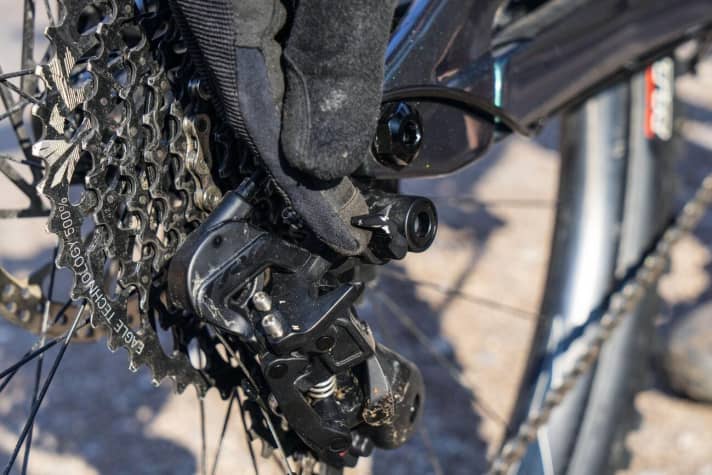   The so-called Hall-Lock on the derailleur hanger prevents the rear derailleur from rotating around the fixing screw. It is quickly activated with a lever.