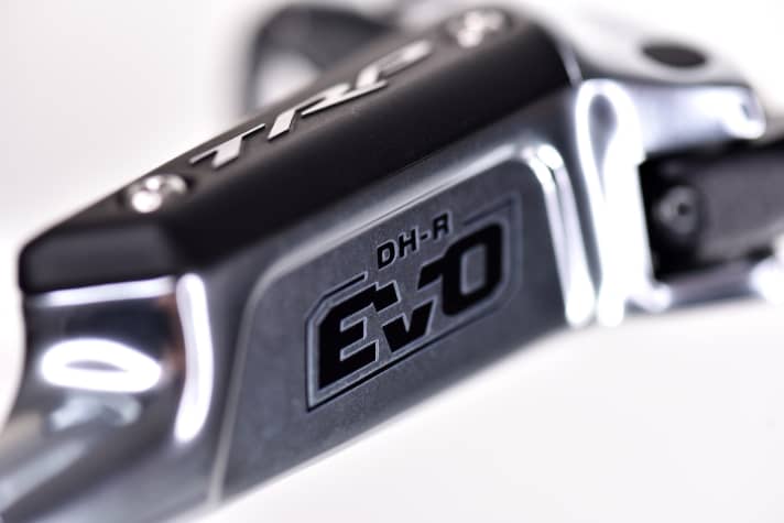 The master piston in the hand lever, which has been shrunk to 9 millimetres, increases the hydraulic transmission ratio by a good 10 % and should boost the braking power to top level.