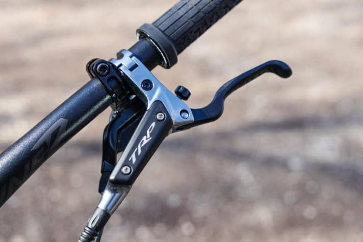 The brake pump and lever have also been revised. The smaller master piston (9 mm) increases the transmission ratio for more power.