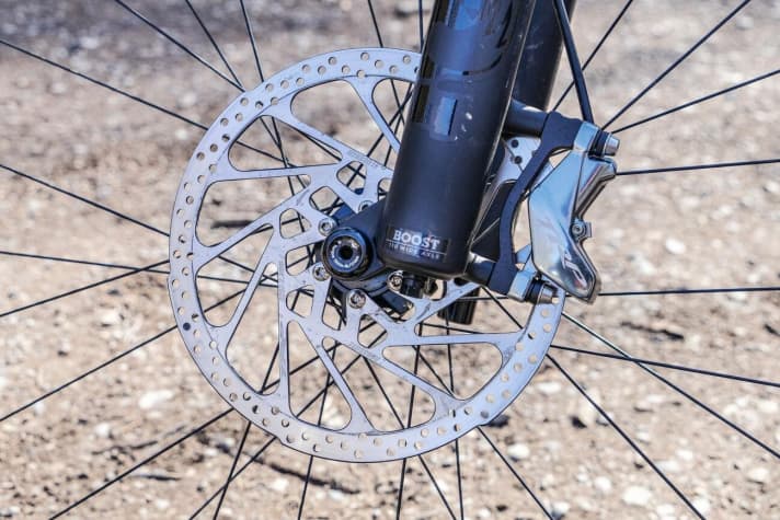 Bei den neuen Evo-Bremsen setzt TRP auf Standfestigkeit. Die massive Vierkolbenzange der DH-R Evo verträgt in Verbindung mit den 2,3 Millimeter starken Scheiben (bis 223 mm Durchmesser) sehr viel Hitze.