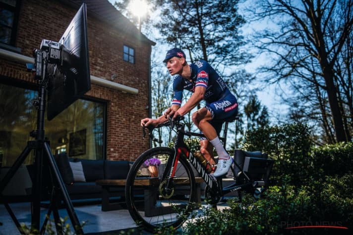   Quarantine programme: pedalling on the roller in your own garden.