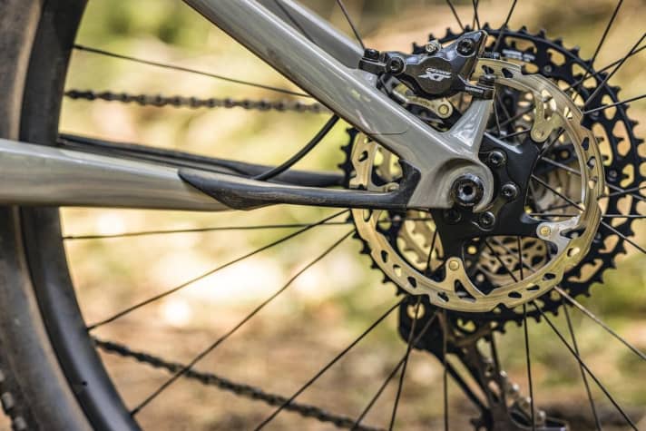   Another detail: Cannodale has dispensed with the Horst Link rear triangle bearing in the chainstay. When the rear triangle compresses, the ultra-thin area of the chainstays should provide sufficient flex, making the ball bearing superfluous. Above all, this saves weight. The flex zone is made of carbon and is simply covered with rubber for protection.