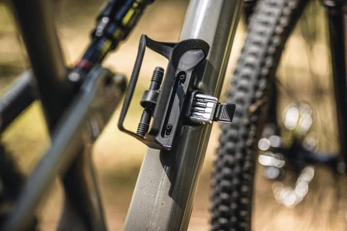   Direkt unterm Flaschenhalter befindet sich ein Staufach für ein Minitool von Fabric und die Befestigungsmöglichkeit für eine Luftpumpe und einen Tubeless-Flicken. 