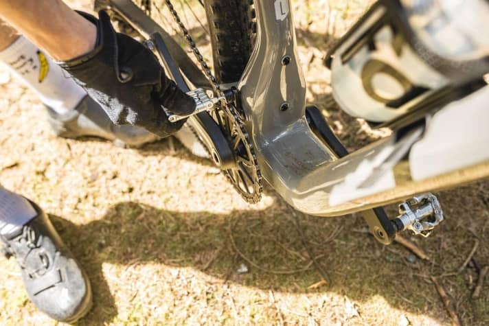   A minimalist chain guide is also bolted to the main pivot point of the rear triangle. This keeps the chain on the chainring at all times.