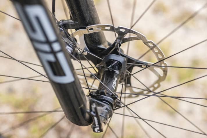   Jedes Cannondale Scalpel SE hat einen Garmin Speed Sensor in den Speichen, der sich für exaktere Kilometer- und Geschwindigkeitsangaben mit dem GPS-Computer koppeln lässt. Außerdem können Werkstätten die Laufleistung des Bikes über eine App auslesen. 