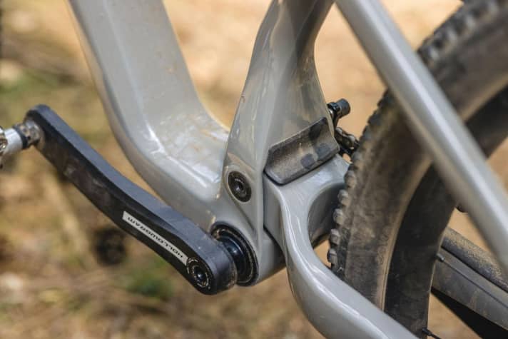   To prevent stones or dirt from getting into the gap between the main frame and the rear triangle, Cannondale has installed an additional rubber sealing lip. Overall, the frame looks very well thought out and well finished.