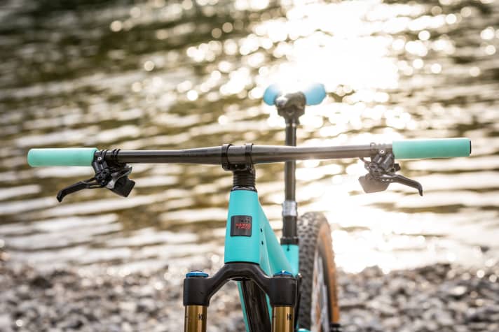   The brake lines run through the handlebars directly into the frame.