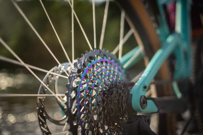   The shimmering colours of the cassette for the Sram AXS electronic drivetrain perfectly match the colour scheme of Andreas' Bronson.
