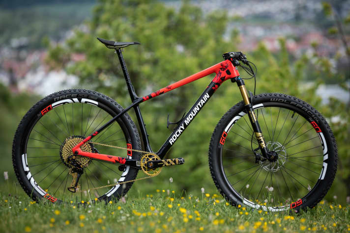   The upgraded Rocky Mountain Vertex is a real eye-catcher and weighs just 7.6 kilos.