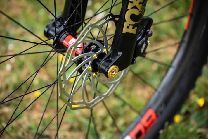   Tim ist ein Freund von klaren Linien. Die goldenen Akzente finden sich überall am Bike wieder.